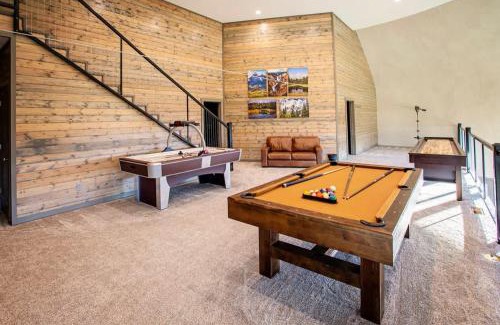 Ashton House | West Cabin- Yellowstone Family Retreat- Sled Hill