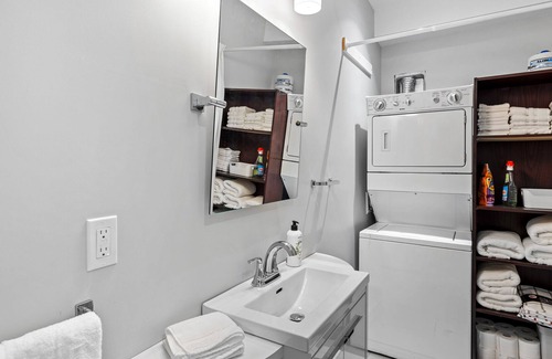 Brentwood Bay Apartment | West Coast Suite by Iris Properties