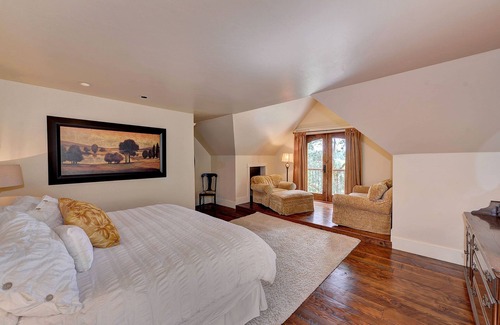 Victoria House | West Coast Warmth and Luxury with water views and hot tub!