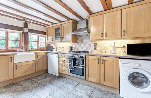 Pitchcombe Cottage | WEST END BARN, pet friendly, with open fire in Cleeve Prior