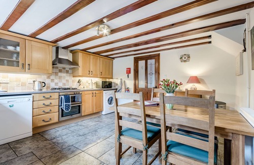 Pitchcombe Cottage | WEST END BARN, pet friendly, with open fire in Cleeve Prior