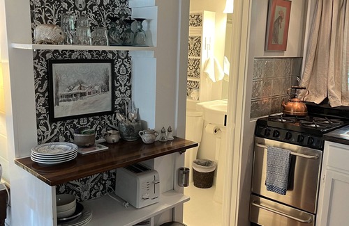 West End Cottage | West-end carriage house