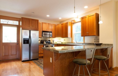 Hood River Condo | West End of Town, Gorgeous Details!