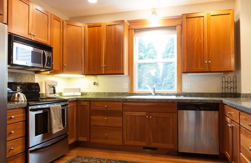 Hood River Condo | West End of Town, Gorgeous Details!