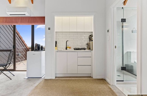 West Harbour House | West Harbour Modern Loft Studio with Iconic Skyline