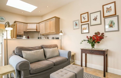 New Forest District Cottage | WEST LODGE, pet friendly, character holiday cottage in Fordingbridge