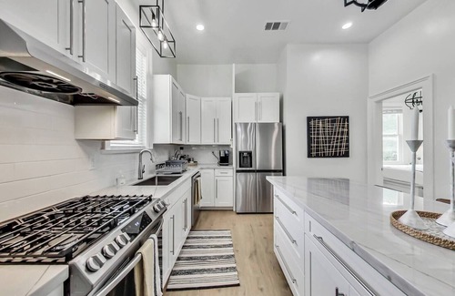 Prescott House | West Oakland charmer: 2br/2bath - AC & W/D