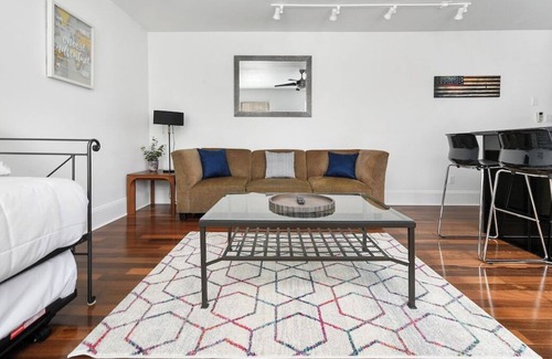 Bloomfield Apartment | ♥West Penn Hospital★ 5★Location ♛Queen Bed~Parking