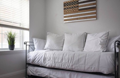 Bloomfield Apartment | ♥West Penn Hospital★ 5★Location ♛Queen Bed~Parking