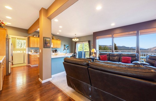 Hood River House | West Sail - Play & Work in Hood River! River & Mountain Views, Quiet, Walk to Downtown