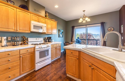 Hood River House | West Sail - Play & Work in Hood River! River & Mountain Views, Quiet, Walk to Downtown