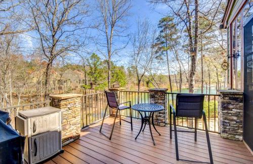 West Union House | West Union Townhome with Patio and Lake View