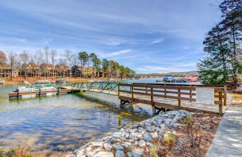West Union House | West Union Townhome with Patio and Lake View