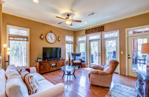 West Union House | West Union Townhome with Patio and Lake View