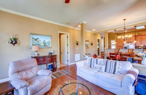 West Union House | West Union Townhome with Patio and Lake View