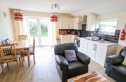 Alford Cottage | WESTERBY LODGE, pet friendly, with a garden in Alford