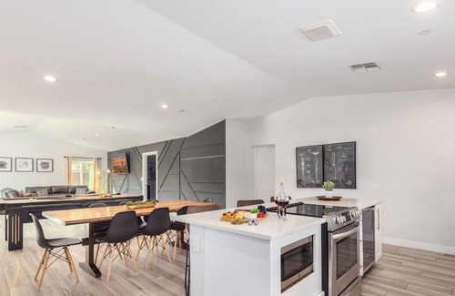 Entertainment District House | WESTERN SAGUARO - WALK TO ENTERTAINMENT DISTRICT!