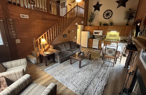 Table Rock Cabin | Western themed cabin condo close to Branson fun, area lakes, and pet friendly