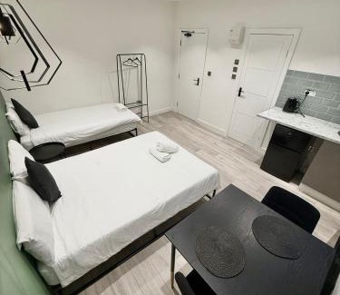 East Acton Apartment | Westfield Shopping Studios - 129 - Chic City Escape
