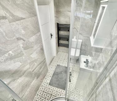 East Acton Apartment | Westfield Shopping Studios - 129 - Chic City Escape