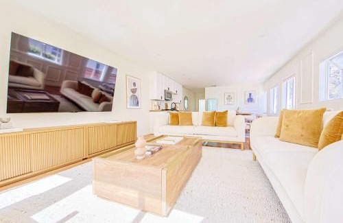 Melrose House | WestHollywood Villa Sleep 12 Jacuzzi & Garden Oasis