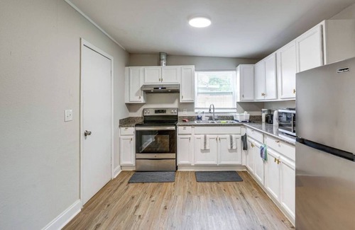 Inwood House | Westwood Cottage- 3 BDRM, Perfect for Families!