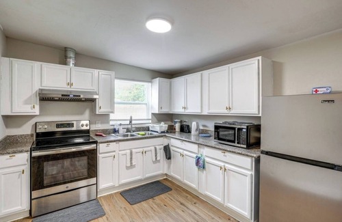 Inwood House | Westwood Cottage- 3 BDRM, Perfect for Families!