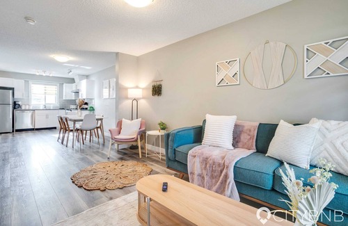 North Central Edmonton House | Westwood. Sleeps 8. Central. 1GB Fiber Optic. A/C