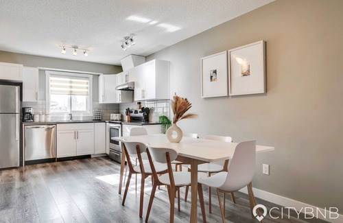 North Central Edmonton House | Westwood. Sleeps 8. Central. 1GB Fiber Optic. A/C