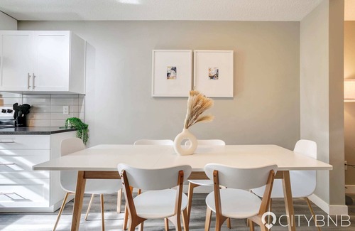 North Central Edmonton House | Westwood. Sleeps 8. Central. 1GB Fiber Optic. A/C