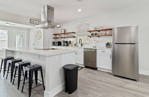 Jefferson House | WeWelcome you to our 4 Bed 3 Full Bath Duplex