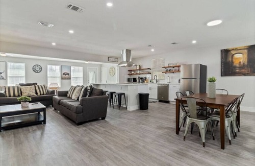 Jefferson House | WeWelcome you to our 4 Bed 2 Full Bath Duplex