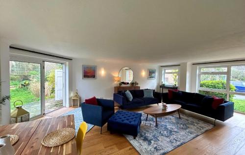 Weybridge House | Weybridge Stunning Five Bedroom House With Garden