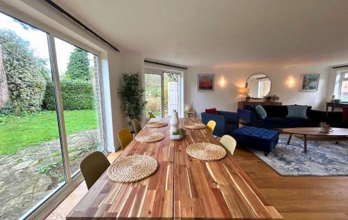 Weybridge House | Weybridge Stunning Five Bedroom House With Garden