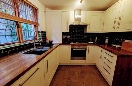Manchester Cottage | Whalley Range Gem – Detached, Parking, Near City