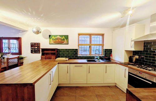 Manchester Cottage | Whalley Range Gem – Detached, Parking, Near City