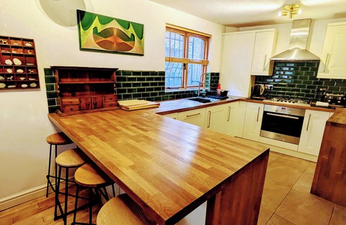 Manchester Cottage | Whalley Range Gem – Detached, Parking, Near City