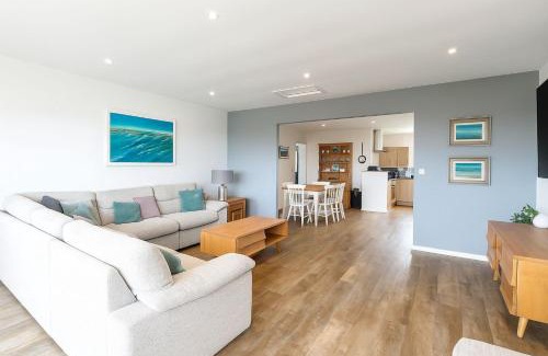 Helston House | Wheal Francis - Hot Tub - Accessible Bungalow - Free Wi-Fi - Parking