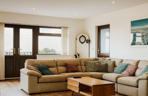 Helston House | Wheal Francis - Hot Tub - Accessible Bungalow - Free Wi-Fi - Parking
