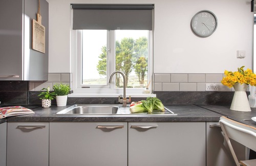 Helford Passage Cottage | WHEAL PROSPER LODGE, pet friendly, with hot tub in Helston