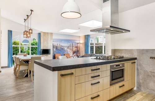 Brouwershaven Cottage | Wheelchair accessible 10-person bungalow