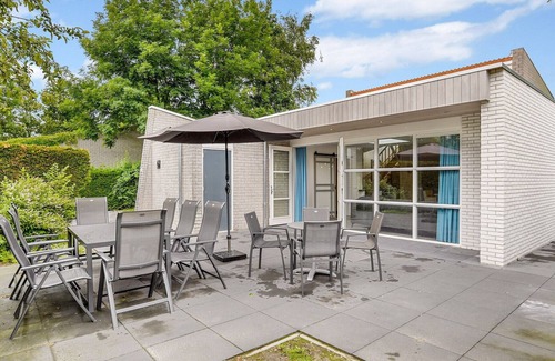 Brouwershaven Cottage | Wheelchair accessible 10-person bungalow