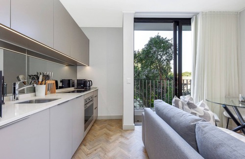 Greater Johannesburg Metropolitan Area Apartment | Where Business Meets Pleasure, Luxe Retreat