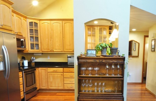 Coupeville House | Whidbey Warmth - Fireplace Fall Sunsets Furry Friends