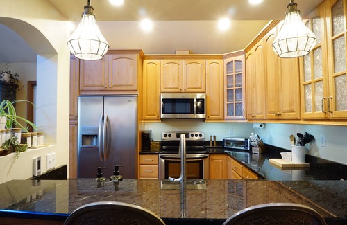 Coupeville House | Whidbey Warmth - Fireplace Fall Sunsets Furry Friends