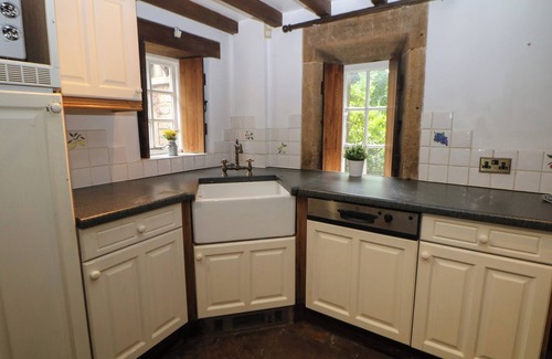 Hathersage Cottage | WHIM COTTAGE, pet friendly, with open fire in Hathersage