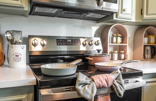 Upland House | Whimsical 2 bedroom in Inland Empire! Close to ONT airport, shopping,theme parks