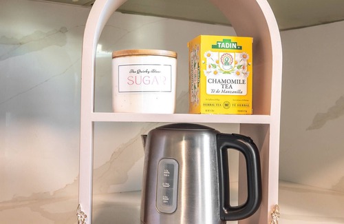 Upland House | Whimsical 2 bedroom in Inland Empire! Close to ONT airport, shopping,theme parks