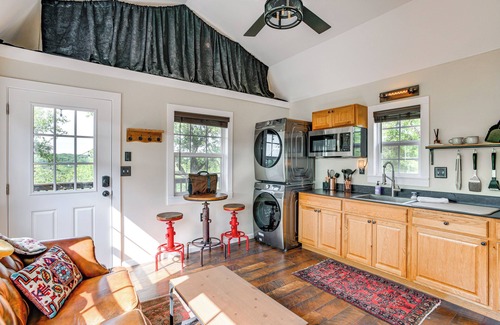 Lake Brownwood Cabin | Whimsical Cabin w/Grill < 4 Mi to Lake Brownwood!