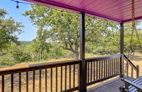 Lake Brownwood Cabin | Whimsical Cabin w/Grill < 4 Mi to Lake Brownwood!